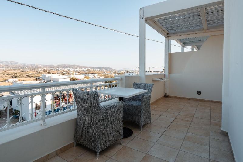 Deluxe Suite with Sea View and Hot Tub (2 Adults +3 Children) image 2