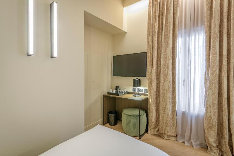 Small Single Room image 4