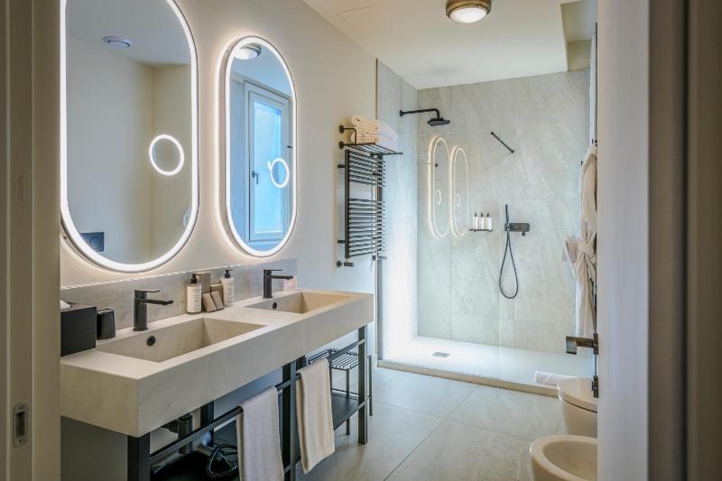 Double or Twin Room image 3