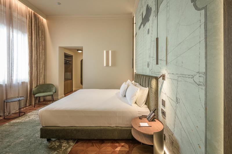 Deluxe Double Room image 3