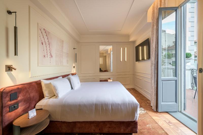 Deluxe Double or Twin Room with Balcony image 2