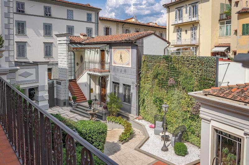 Deluxe Double or Twin Room with Balcony image 4