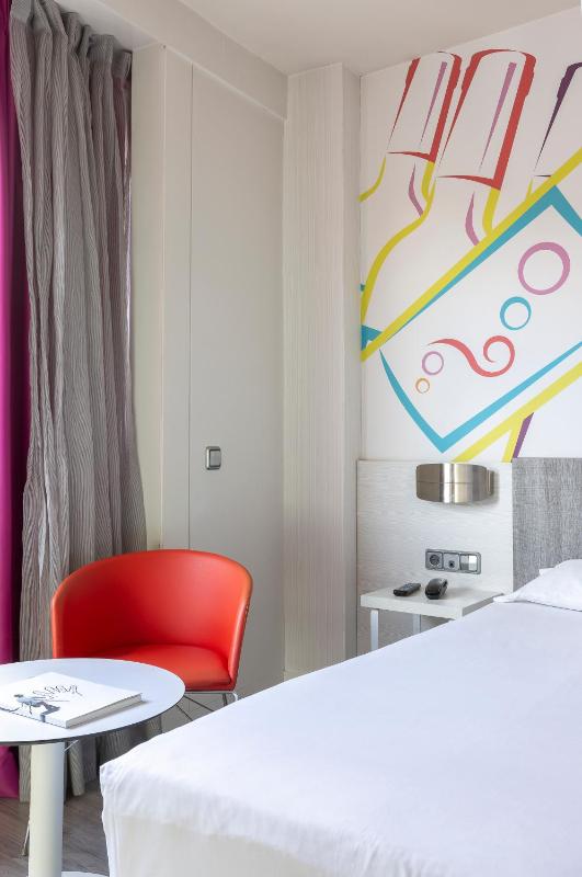 Standard Room with 2 Single Beds image 4
