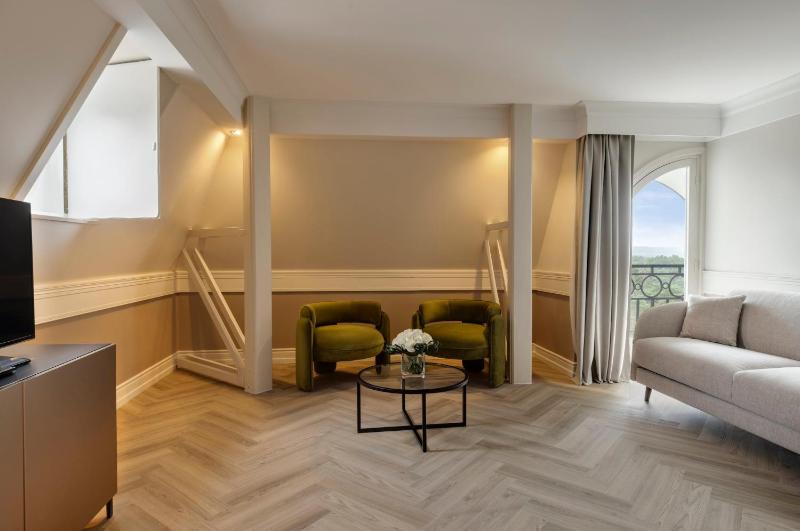 One-Bedroom Suite with Sofa Bed image 1