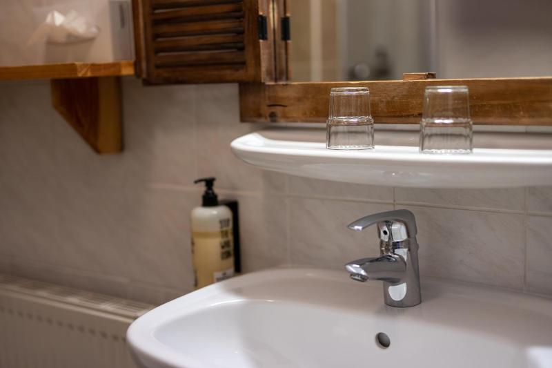 Economy Double Room image 4