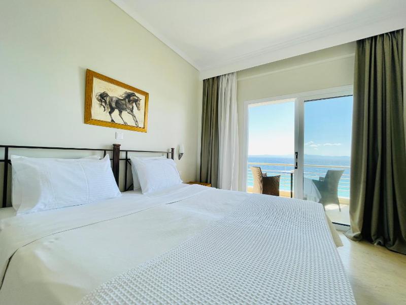 One-Bedroom Apartment with Balcony and Sea View image 1