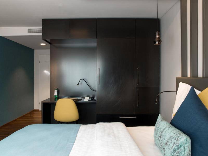 Superior King Room image 4