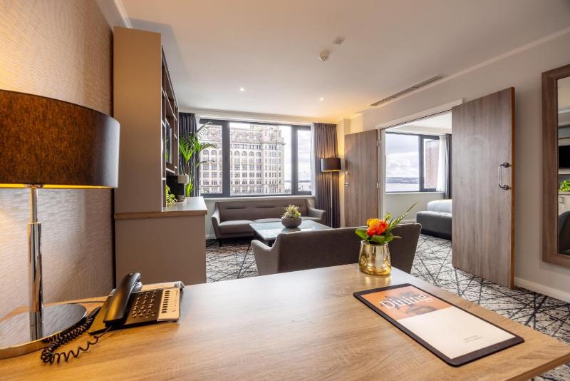 One-Bedroom Suite with Waterfront View image 4