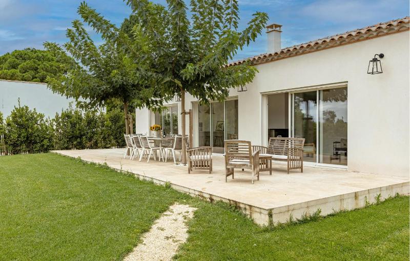 Amazing Home In Serignan - image 17