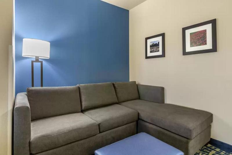 Queen Suite with Two Queen Beds - Non-Smoking image 3