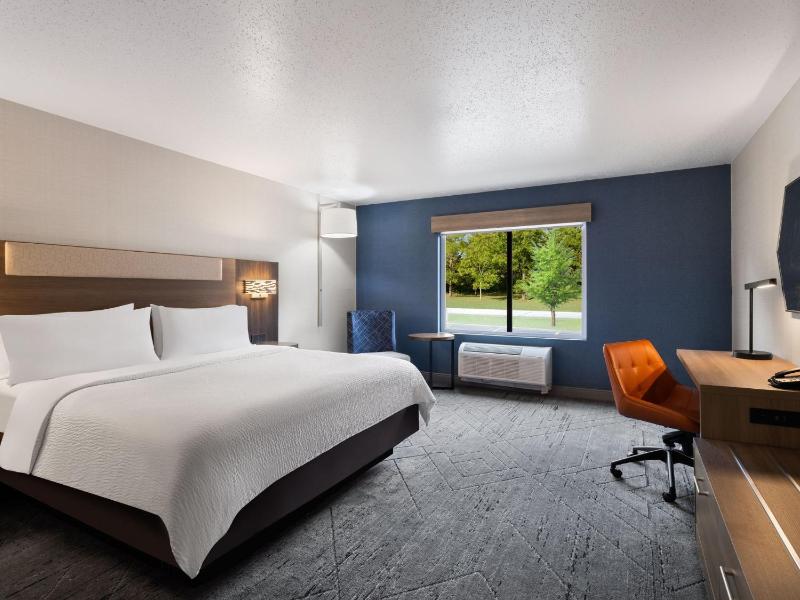 Standard King Room with Extra Floor Space image 2