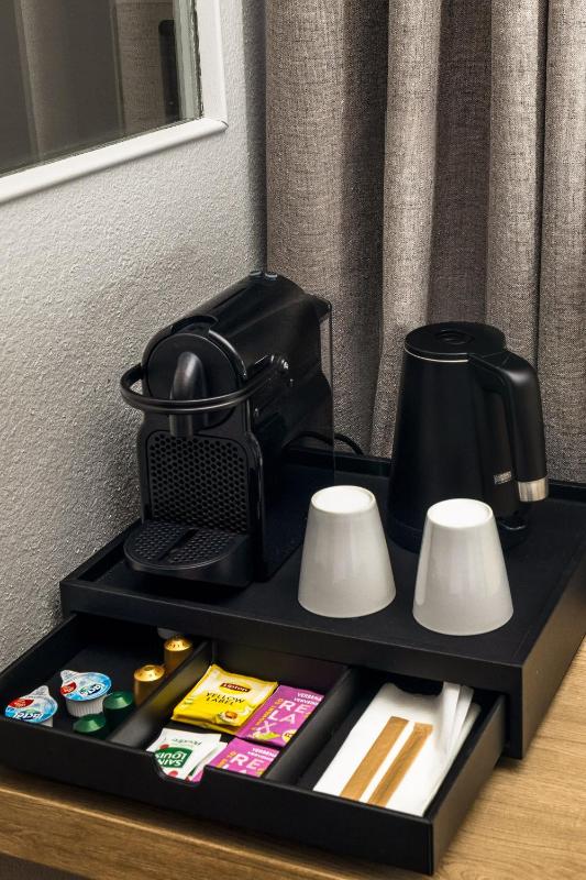 Superior Room - 1 King Bed image 3