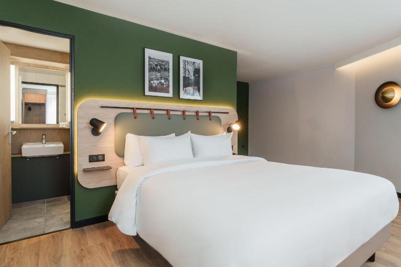 Premium Room - 1 Queen Bed image 3