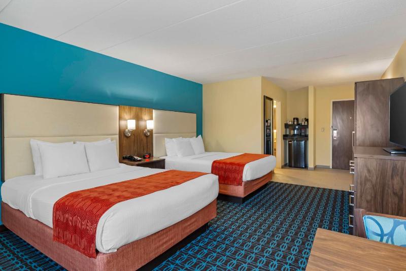 Queen Room with Two Queen Beds image 3