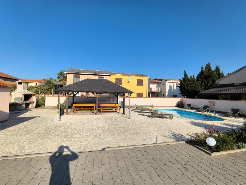 Family-friendly apartments with swimming pool Sabunike Zadar - 11837 - image 2