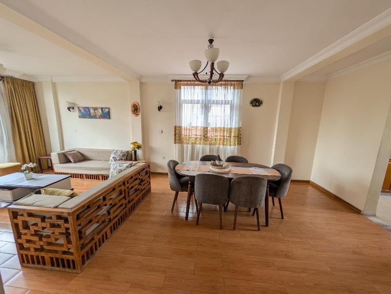 Bright Modern 2 Bedroom Apt - Secure & Close to Airport - image 11