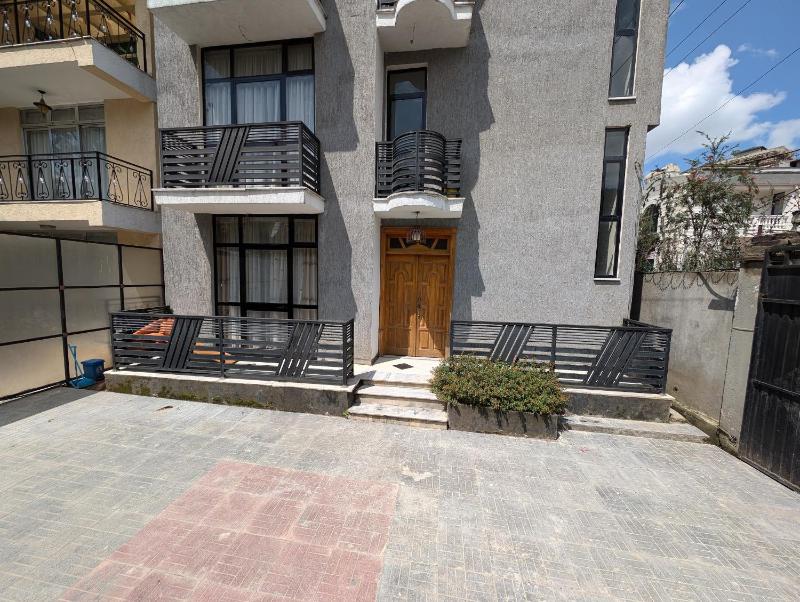 Bright Modern 2 Bedroom Apt - Secure & Close to Airport - image 3
