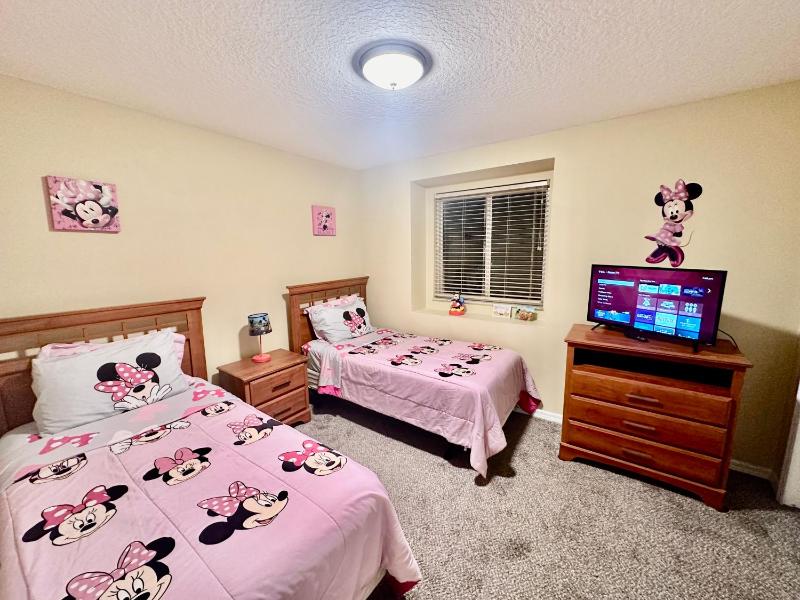 Grand Luxury 3BR Townhouse Near Disney Parks - image 21