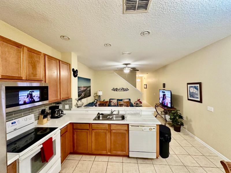 Grand Luxury 3BR Townhouse Near Disney Parks - image 19