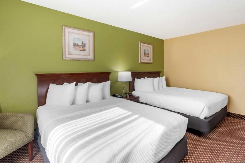 Queen Room with Two Queen Beds - Non-Smoking image 1