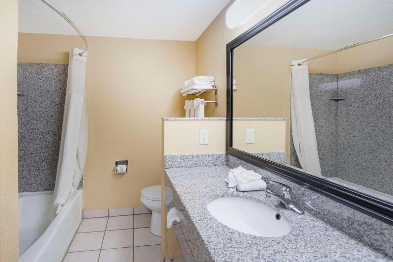 King Suite - Non-Smoking image 2