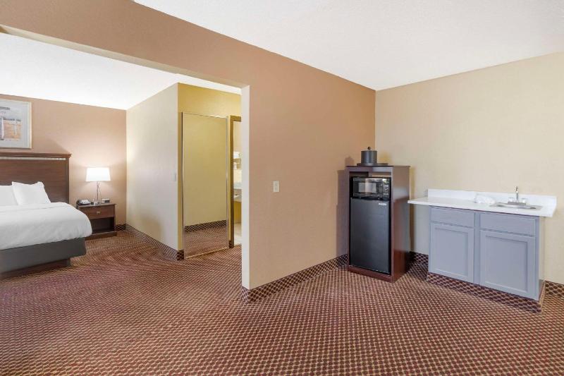 King Suite - Non-Smoking image 2