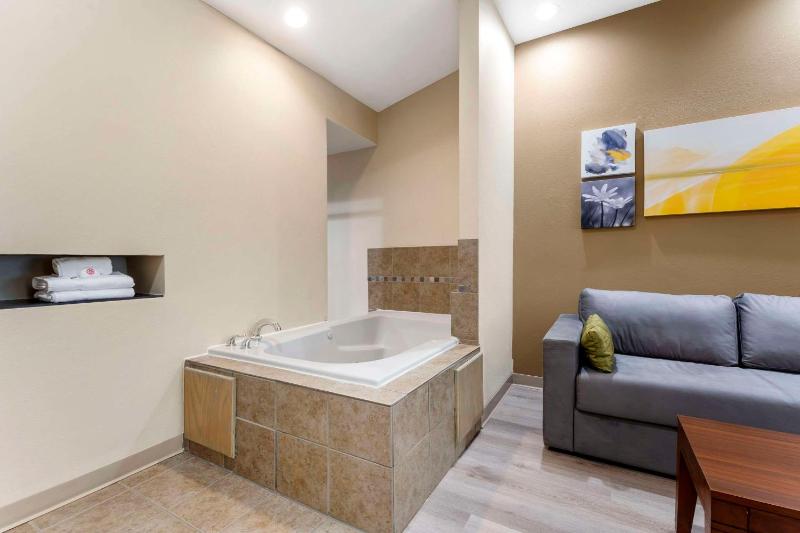 King Suite - Non-Smoking image 3
