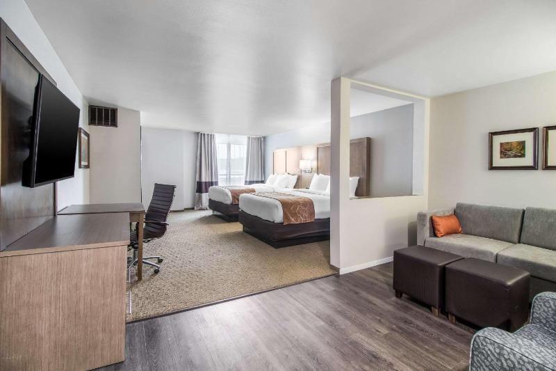 Queen Suite with Two Queen Beds and Sofa Bed - Non-Smoking image 1