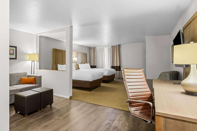 Superior Queen Suite with Sofa Bed - Non-Smoking image 3