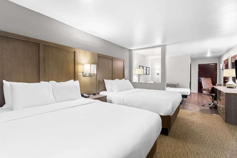 King Suite with Sofa Bed - Disability Access/Non-Smoking image 4