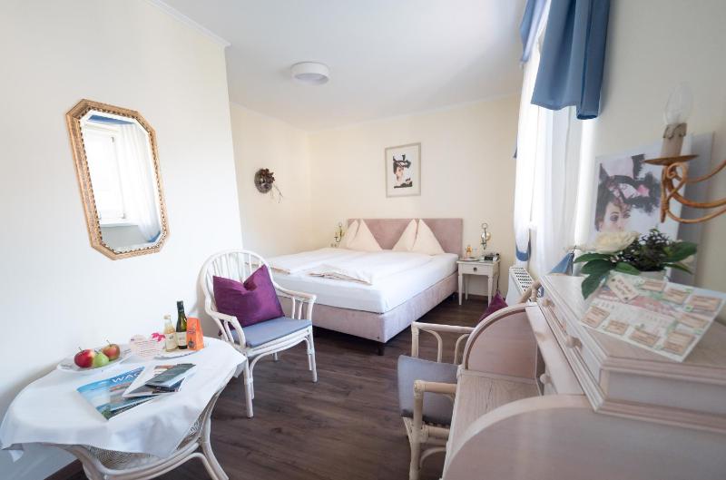 Double Room image 4