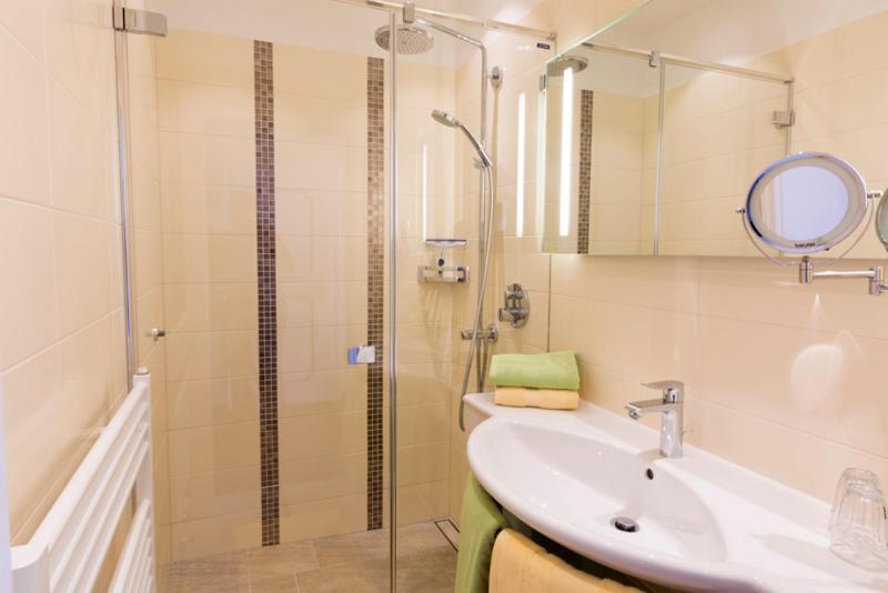Deluxe Double Room image 3