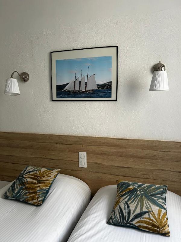 Queen Room with Garden View image 4