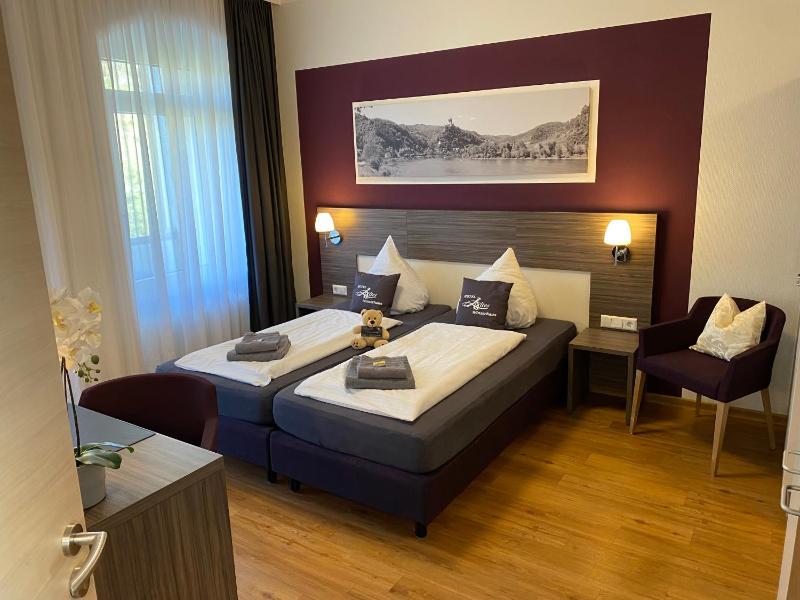 Quadruple Room with Balcony Mosel and Castle View image 1