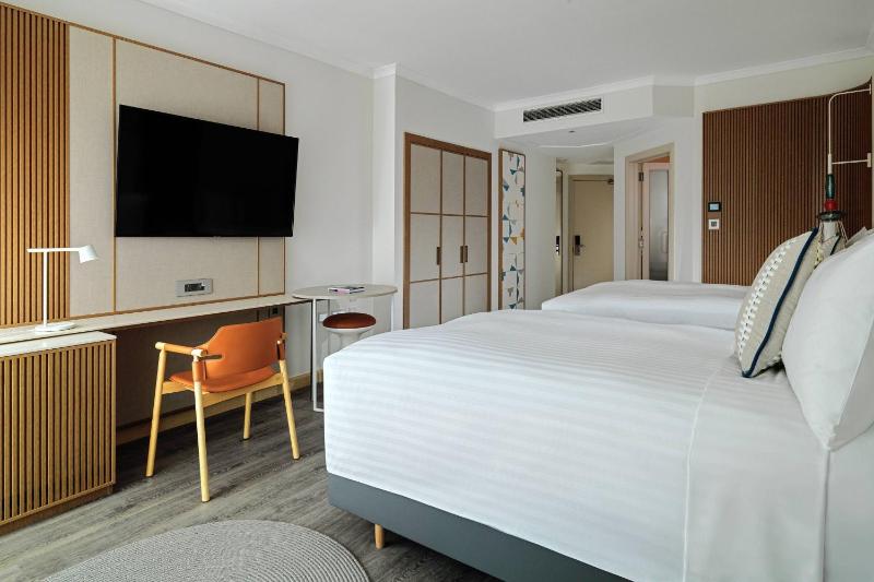 Deluxe Pool View Room, 2 Queen Beds with Balcony image 4
