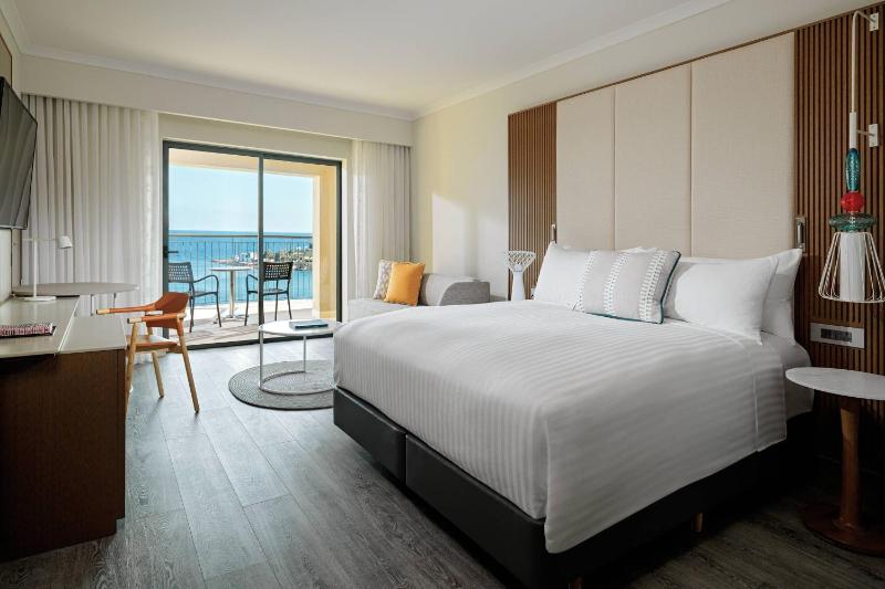 Deluxe Sea View Room With 1 King Bed with Balcony image 1