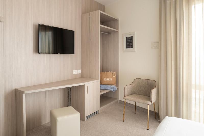 Double or Twin Room with Sea View image 3