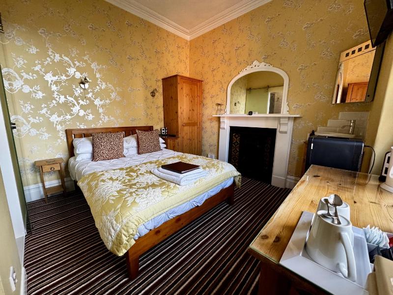 Small Double Room image 1