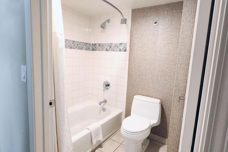 One-Bedroom Queen Suite with Two Queen Beds image 4