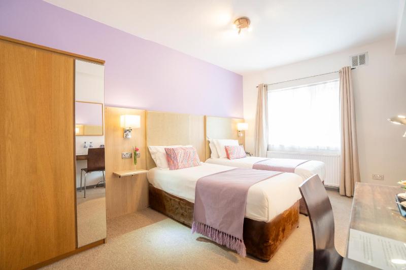 Standard Twin Room image 1
