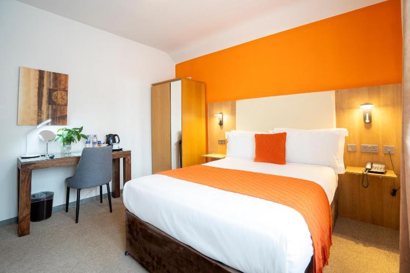 Small Double Room image 3