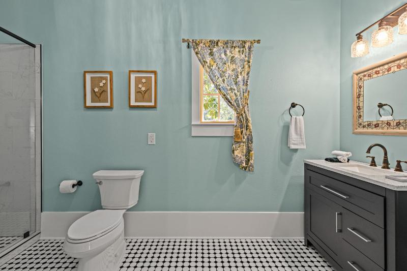Deluxe Queen Room image 3