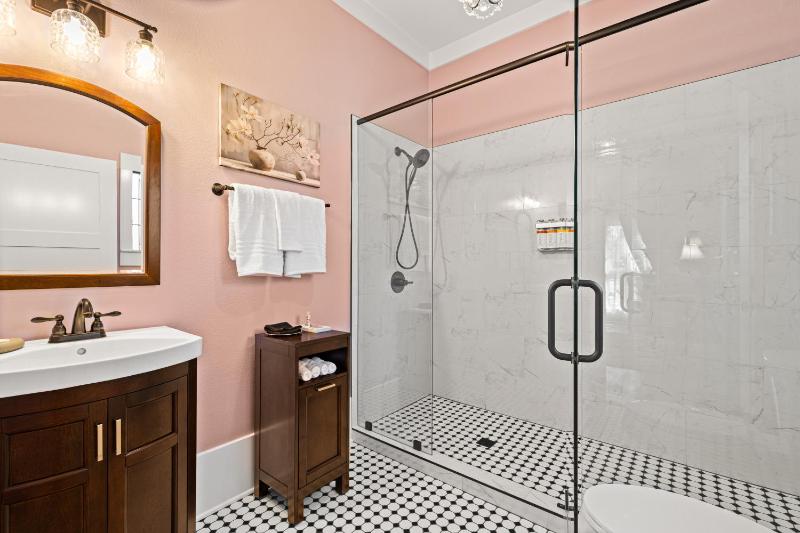 Queen Room with Garden View image 2