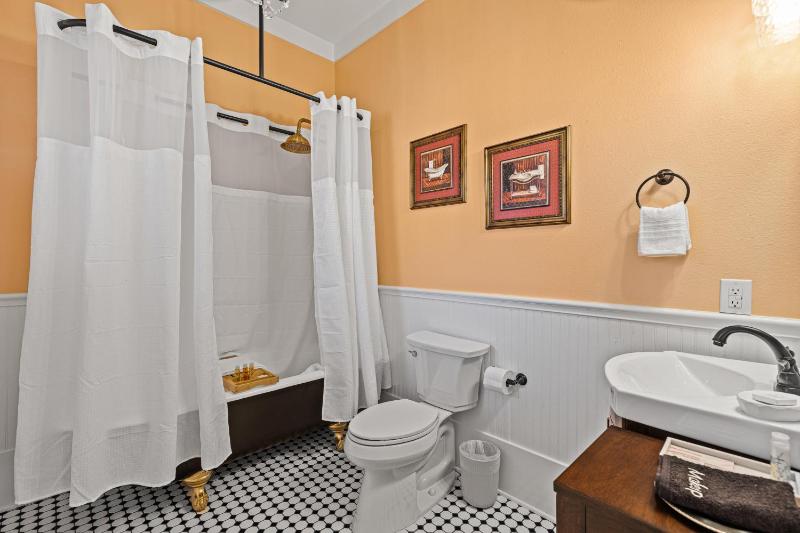 King Room with Garden View image 3
