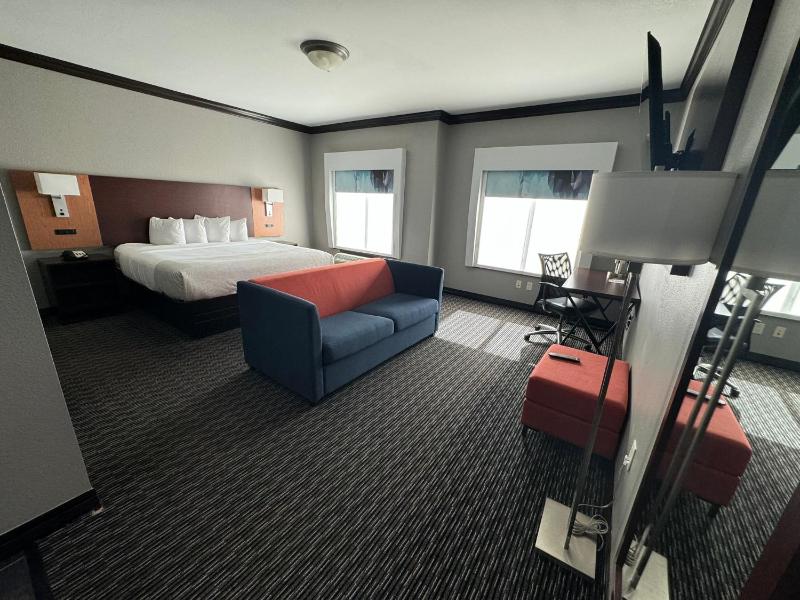 King Room with Bath Tub - Mobility/Hearing Accessible - Non-Smoking image 3