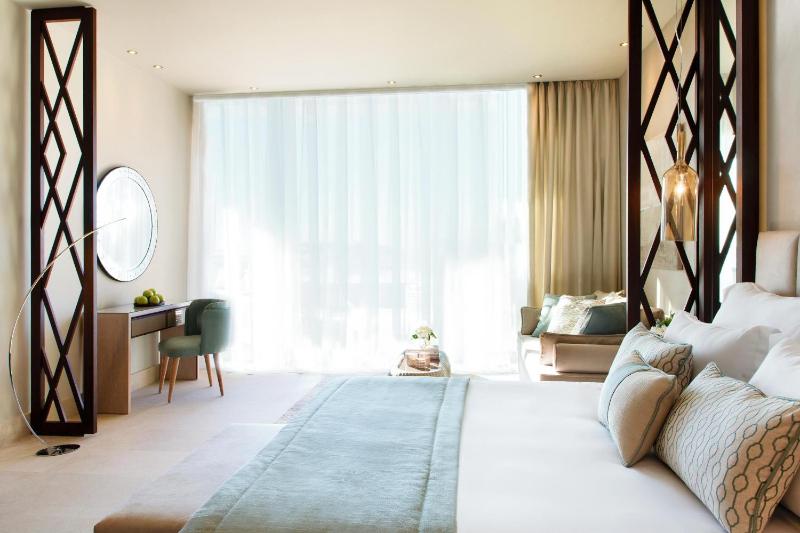 Deluxe Junior Suite Private Garden Sea View  image 3