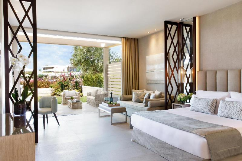 Deluxe Junior Suite Private Garden Sea View  image 1