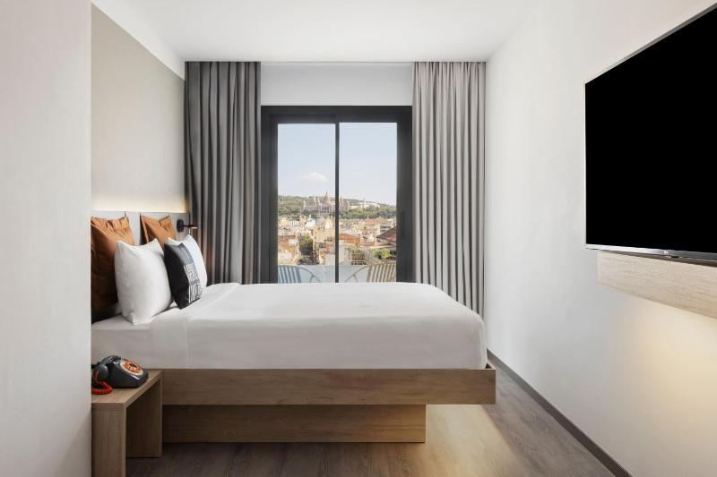 Moxy Queen Room with City View image 1