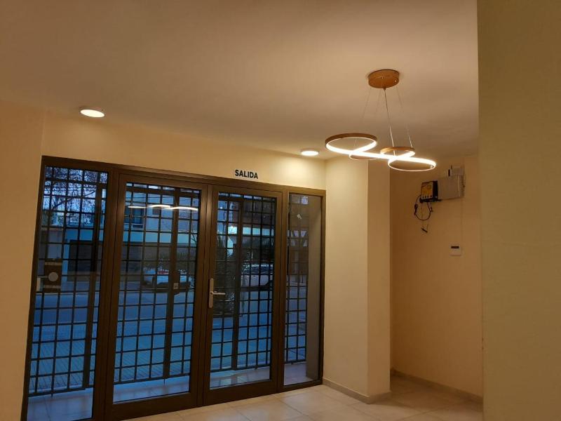 Moderno y nuevo apartamento con cochera en el centro - image 10