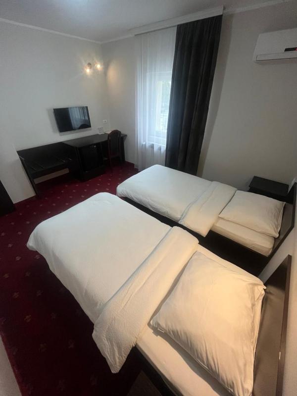 Twin Room image 4